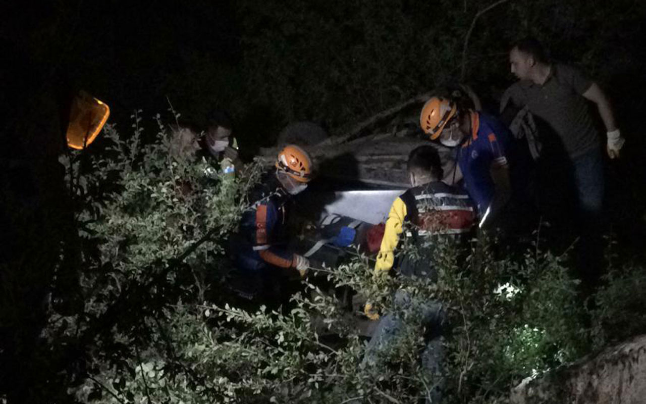 Afyonkarahisar'da uçuruma düşen otomobildeki 1 kişi öldü 4 kişi yaralandı