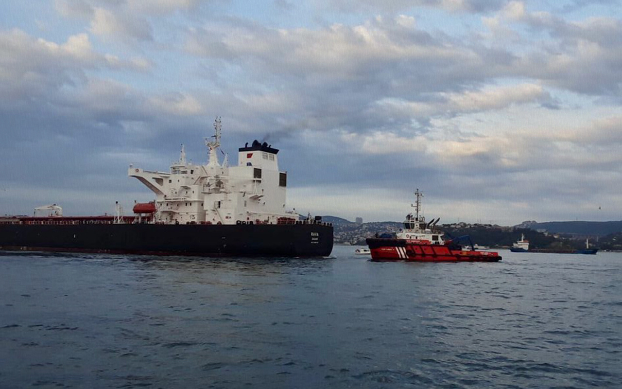 İstanbul Boğazı'nda sürüklenen petrol tankeri nedeniyle trafik askıya alındı