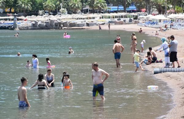 Termometre 41 dereceyi gösterdi! Marmaris'te sokaklar boş kaldı plajlar doldu