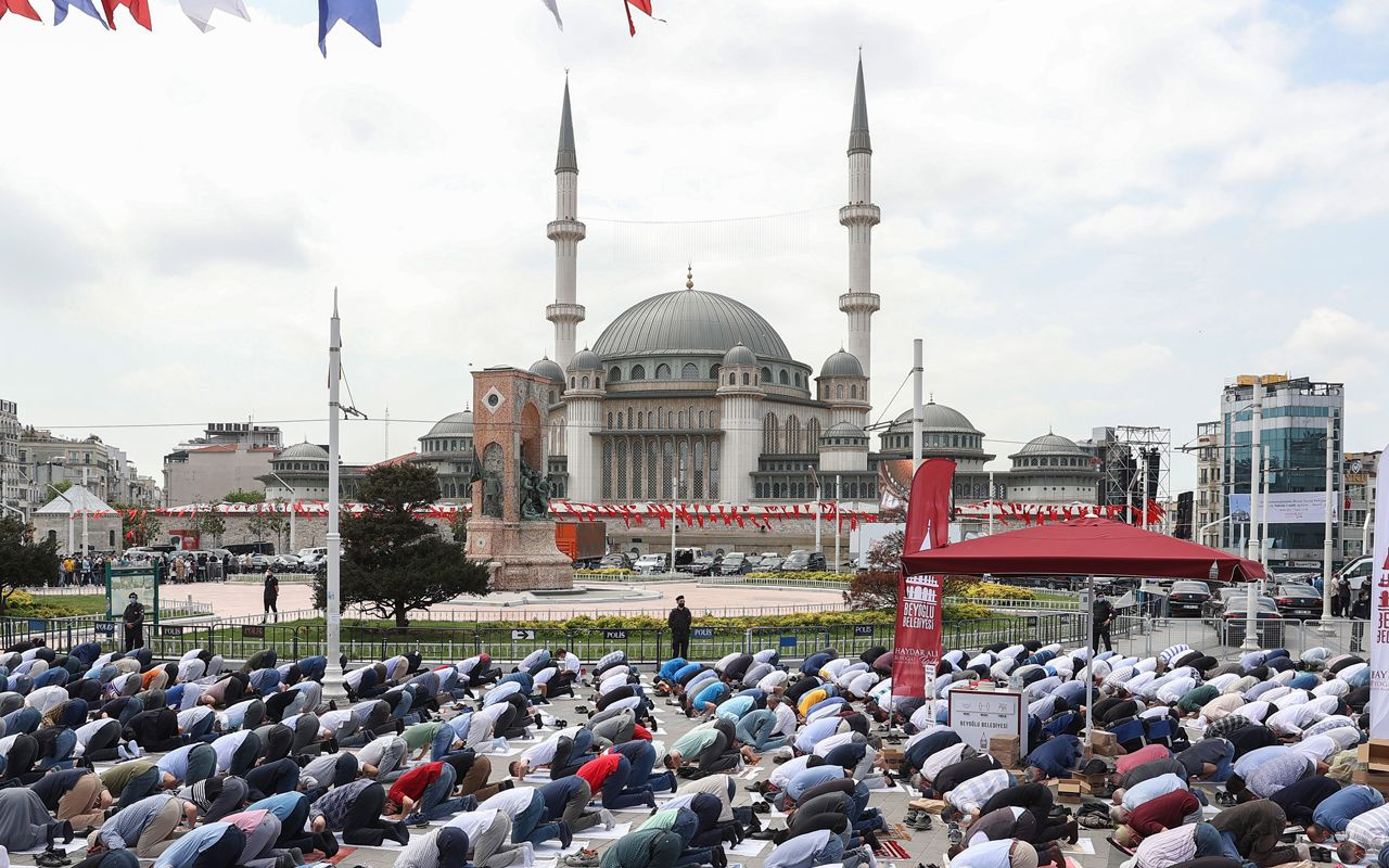İstanbul Taksim Camii açıldı işte 4 bin kişilik Taksim cami içinden görüntüler