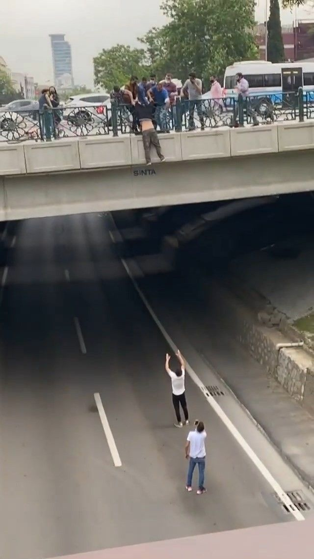 Bursa'da köprüden atlayacağı sırada vatandaşlar tarafından son anda kurtarıldı