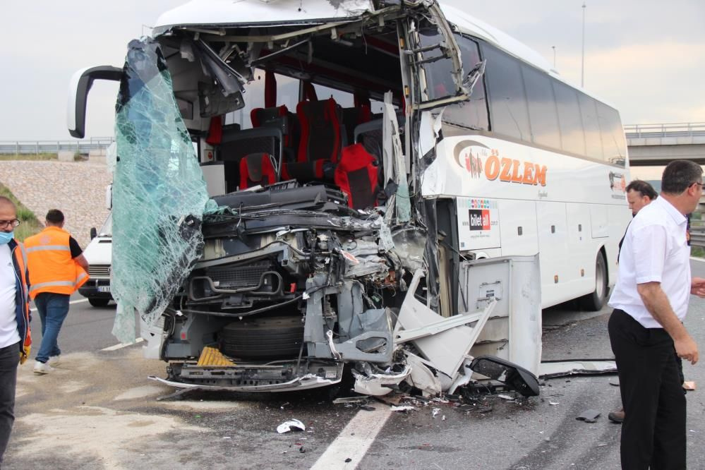 Kocaeli TEM'de otobüsler çarpıştı! Giresun'da 'katil kamyonet' tünelde 2 can aldı