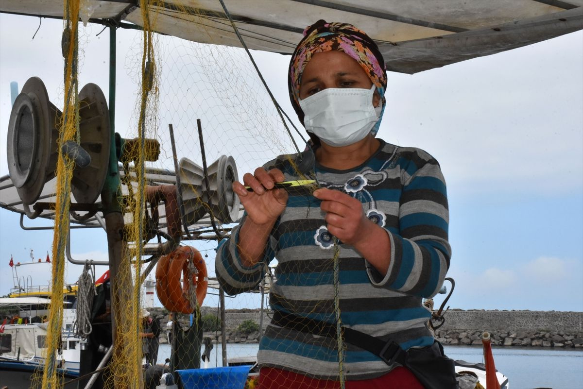 Karadeniz'de kadın ele değmeden olmuyor! Yıpranan ve yırtılan ağları onlar onarıyorlar