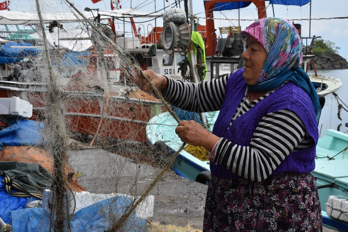 Karadeniz'de kadın ele değmeden olmuyor! Yıpranan ve yırtılan ağları onlar onarıyorlar