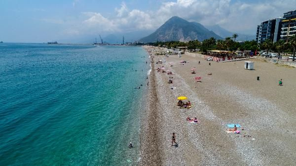Antalya'da turistler plajlara akın etti! Kısıtlamanın son günü denizin keyfini çıkardılar