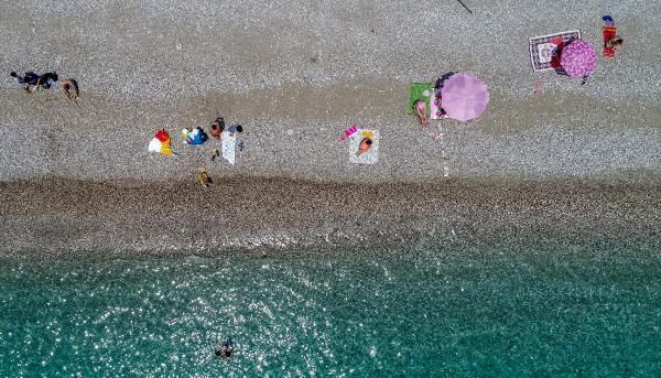 Antalya'da turistler plajlara akın etti! Kısıtlamanın son günü denizin keyfini çıkardılar