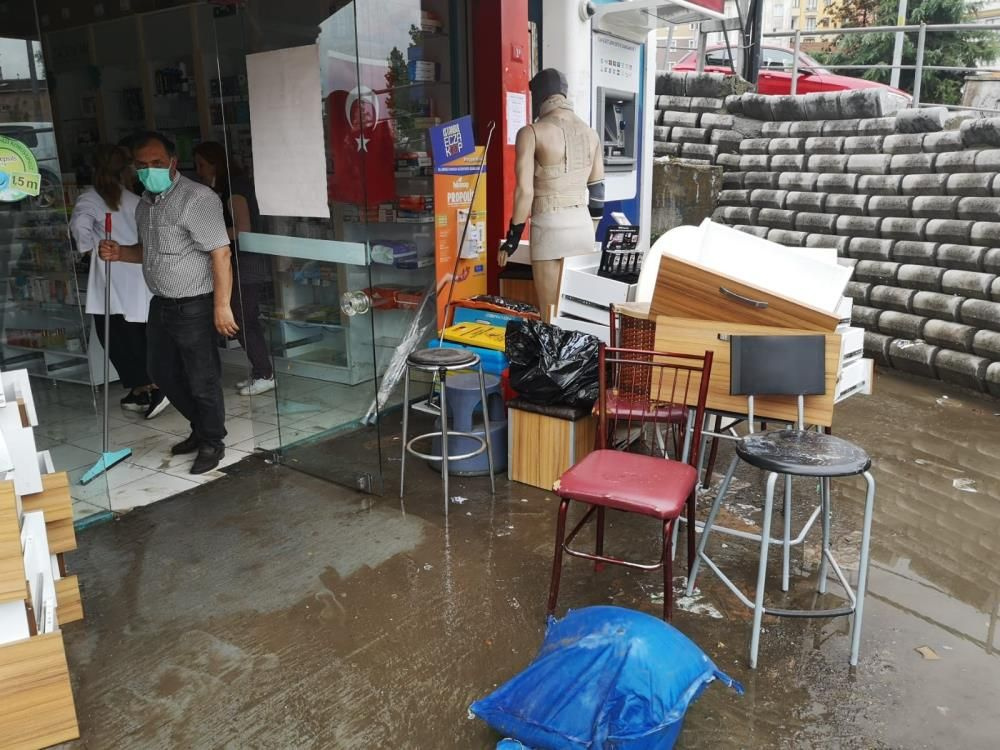İstanbul ve Antalya'da sağanak bastırdı! Maltepe'de iş yerlerini su bastı İBB'ye isyan var