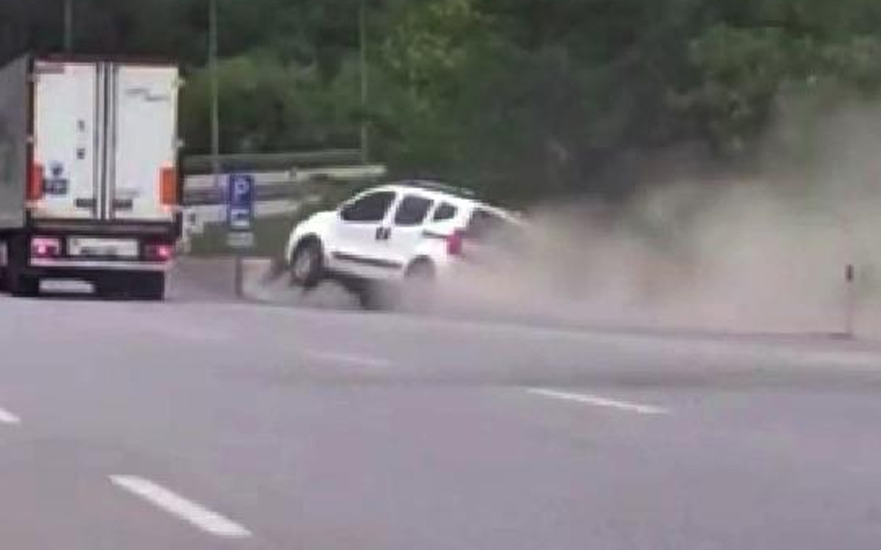 Samsun'da trafikte yol verme inatlaşması! Kaza anı kamerada