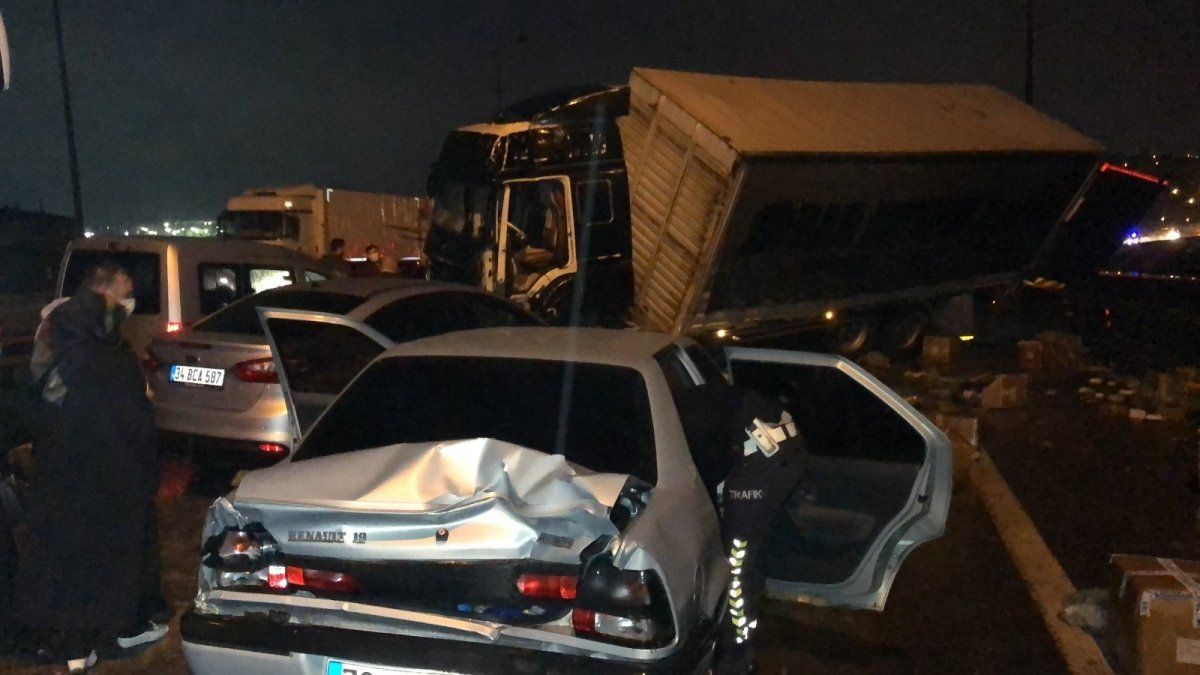 TEM'de 26 aracın birbirine girdiği feci kaza! İstanbul yönü trafiğe kapandı