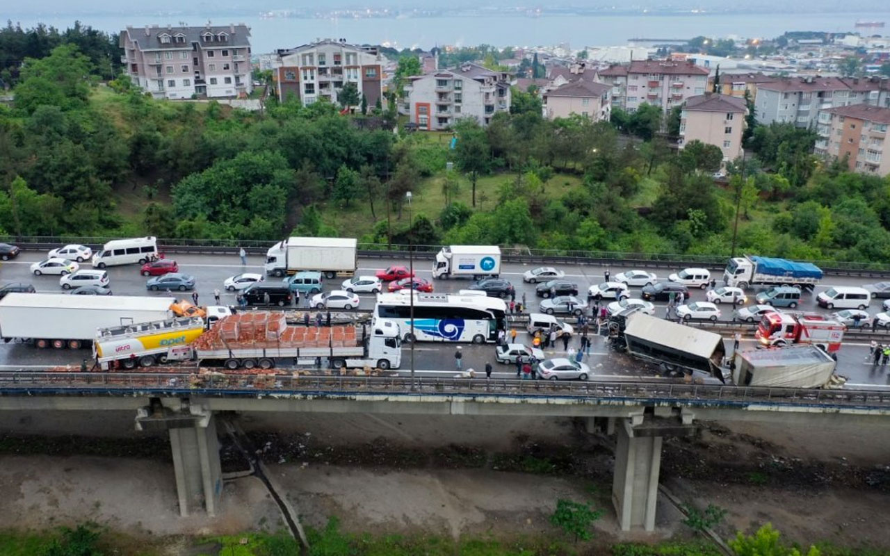 TEM'de 26 aracın birbirine girdiği feci kaza! İstanbul yönü trafiğe kapandı