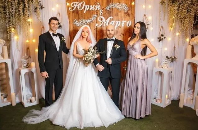 Kazakistanlı sporcu iki şişme bebekle evlendi! Gerçek kadınla ilişki için inanılmaz şart