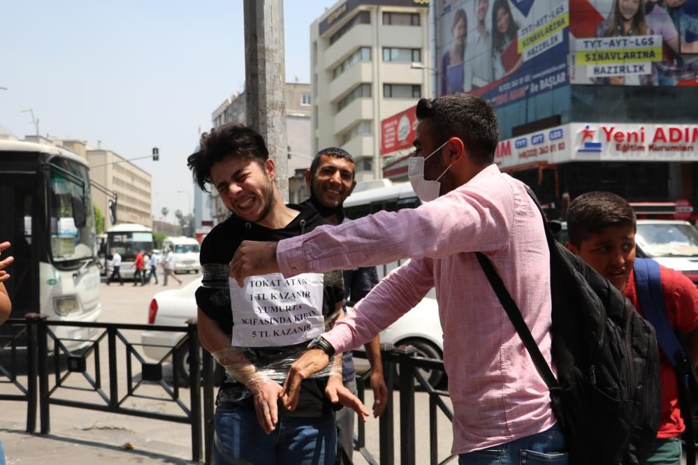 Adana'da direğe bağladı tokat attırıp kafasında yumurta kırdırttı!