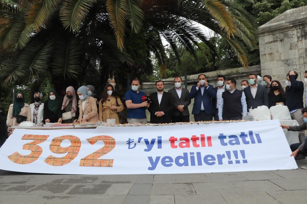 İBB, kilosu 392 TL'den baklava aldı iddiası! AK Parti'li gençlerden İBB'ye protesto