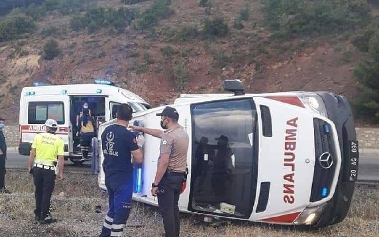 Denizli'de ambulans devrildi: 4 yaralı