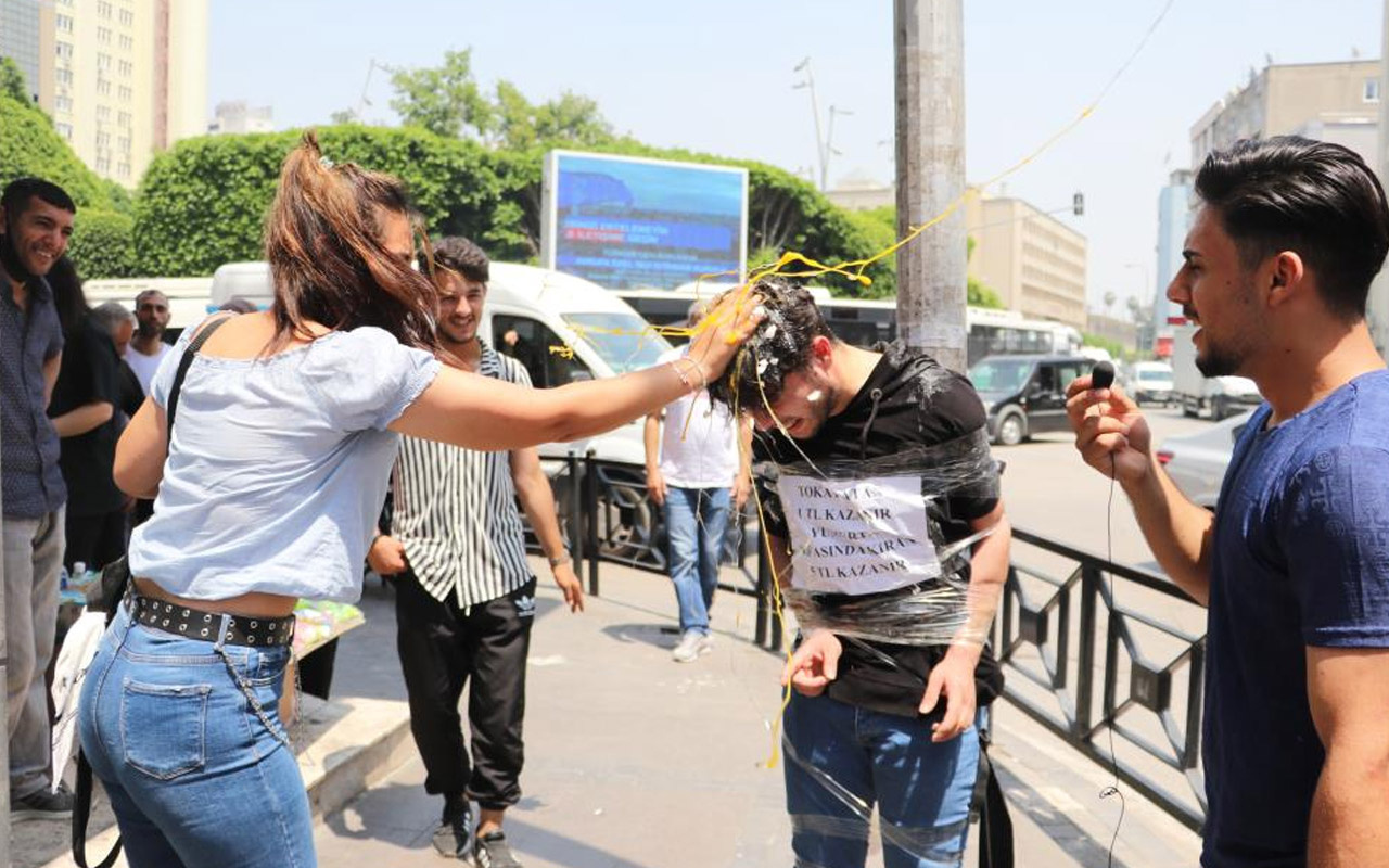 Arkadaşını direğe bağladı, parayla tokat attırıp, kafasında yumurta kırdırttı