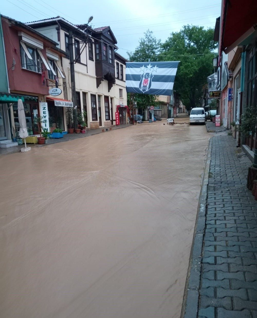 Bursa ve Samsun'u sel götürdü! Yaz sağanağı fena geldi: Araçlar sular altında kaldı yollar çöktü