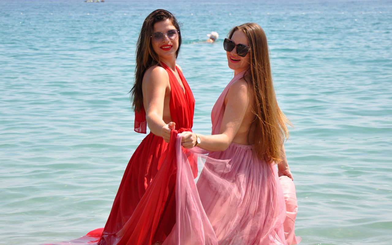 Tatili ölümsüzleştirmek istediler! Ukraynalı turistlerden Antalya Kemer'de özel pozlar