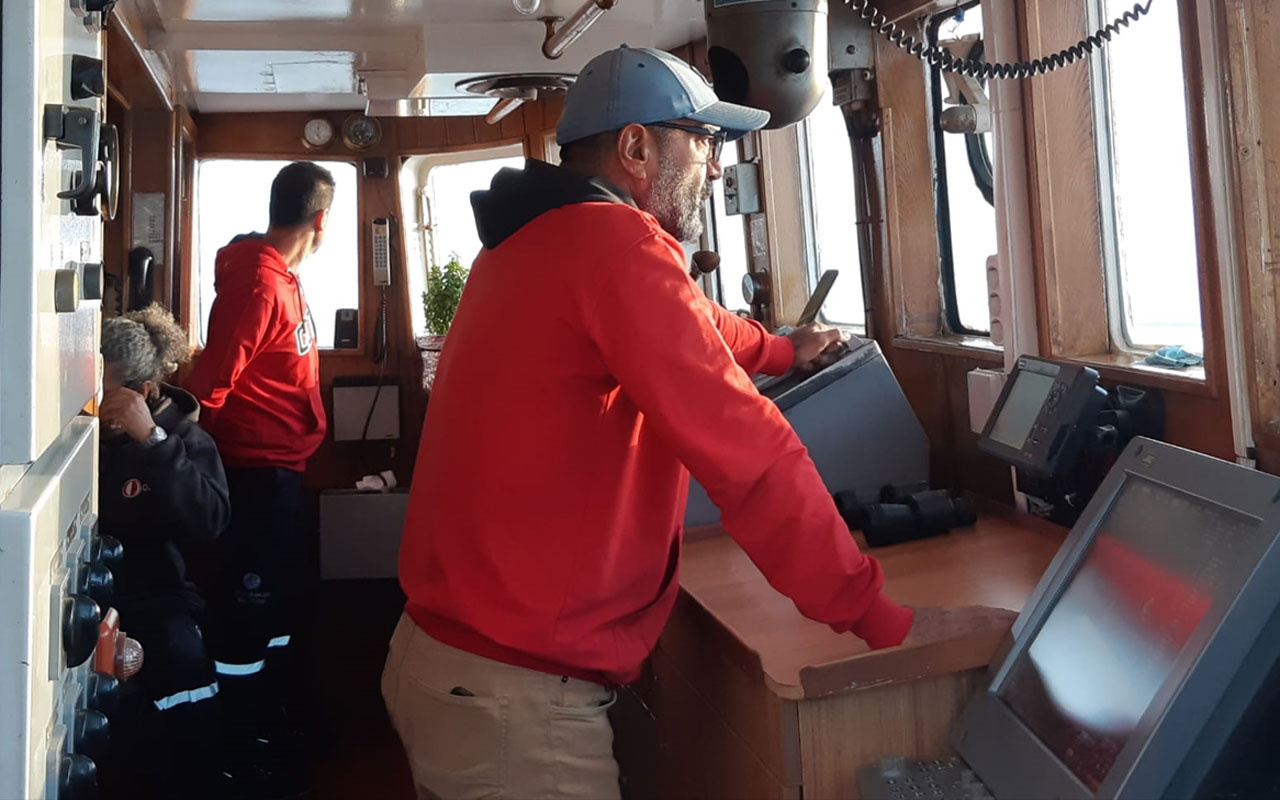 ODTÜ araştırma gemisi Bilim-2 deniz salyalarını takip için Marmara Denizi'nde seyrüseferde