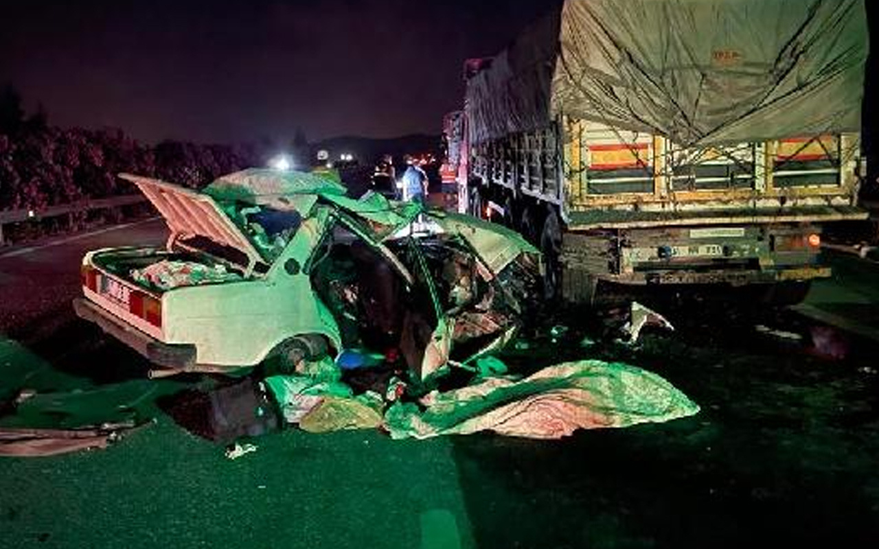 Adana'da TIR'ın altına giren otomobilde anne öldü baba ve 2 bebeği ağır yaralı