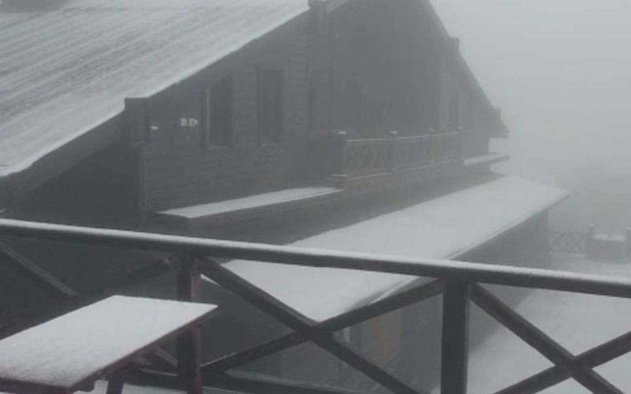 Bursa Uludağ'da Haziran ayında kar sürprizi! Kar yağışının kalınlığı 5 santimetreye ulaştı