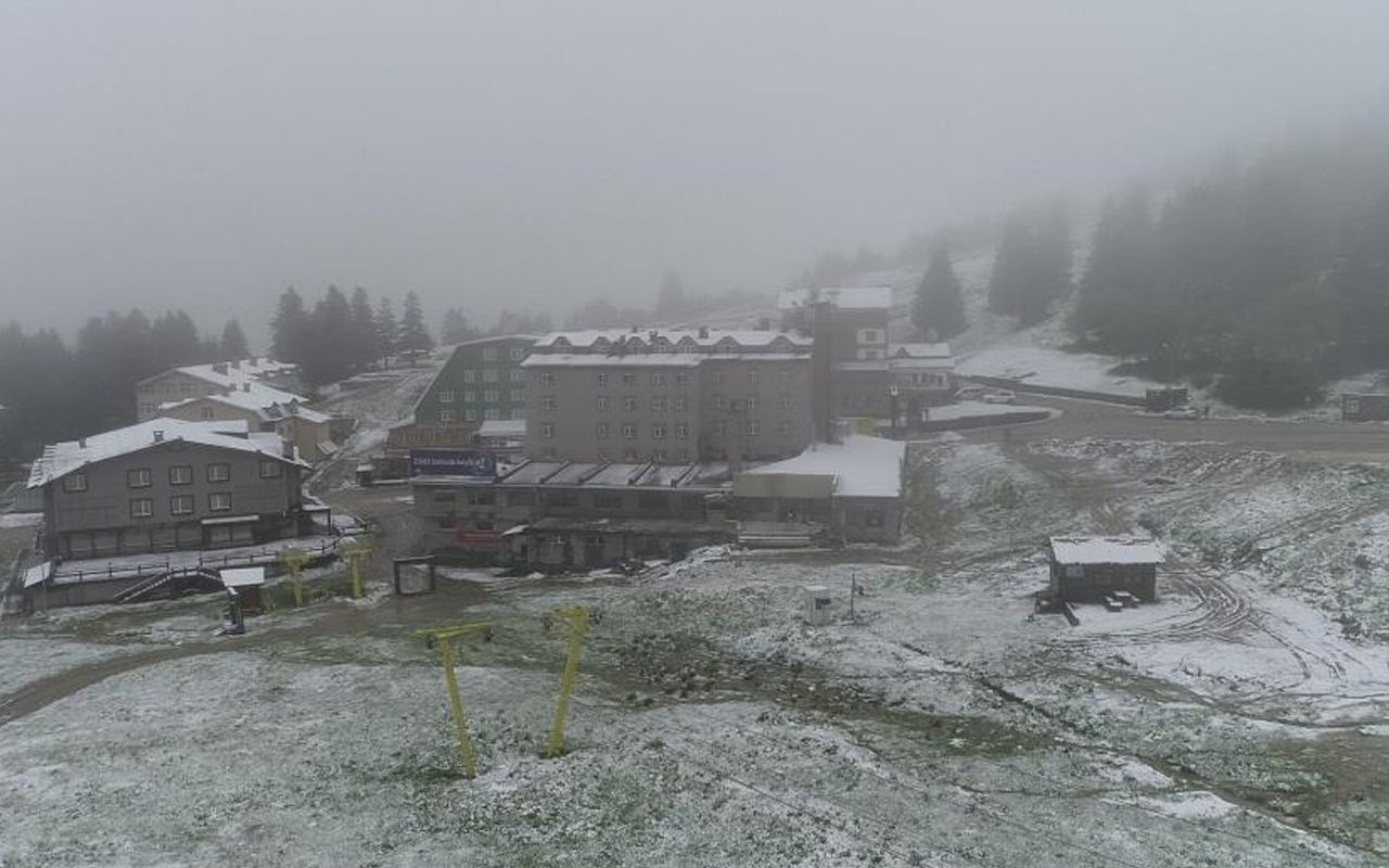 Bursa Uludağ'da Haziran ayında kar sürprizi! Kar yağışının kalınlığı 5 santimetreye ulaştı