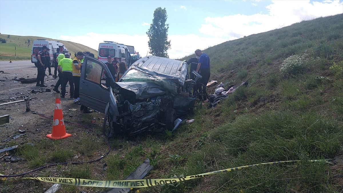 Sivas'ta katliam gibi kaza! 2 araç birbirine girdi 9 kişi öldü 2 de yaralı var