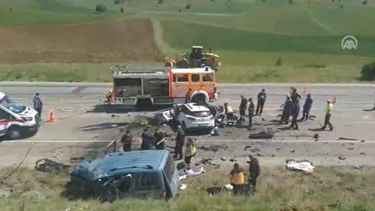 Sivas'ta katliam gibi kaza! 2 araç birbirine girdi 9 kişi öldü 2 de yaralı var