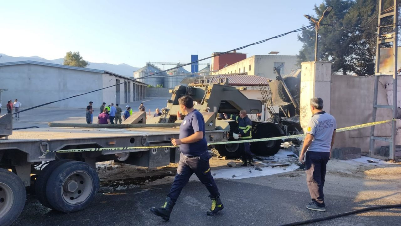 Hatay'da korkunç kaza! Lastiği patlayan askeri TIR fabrikaya girdi: Şehitler var
