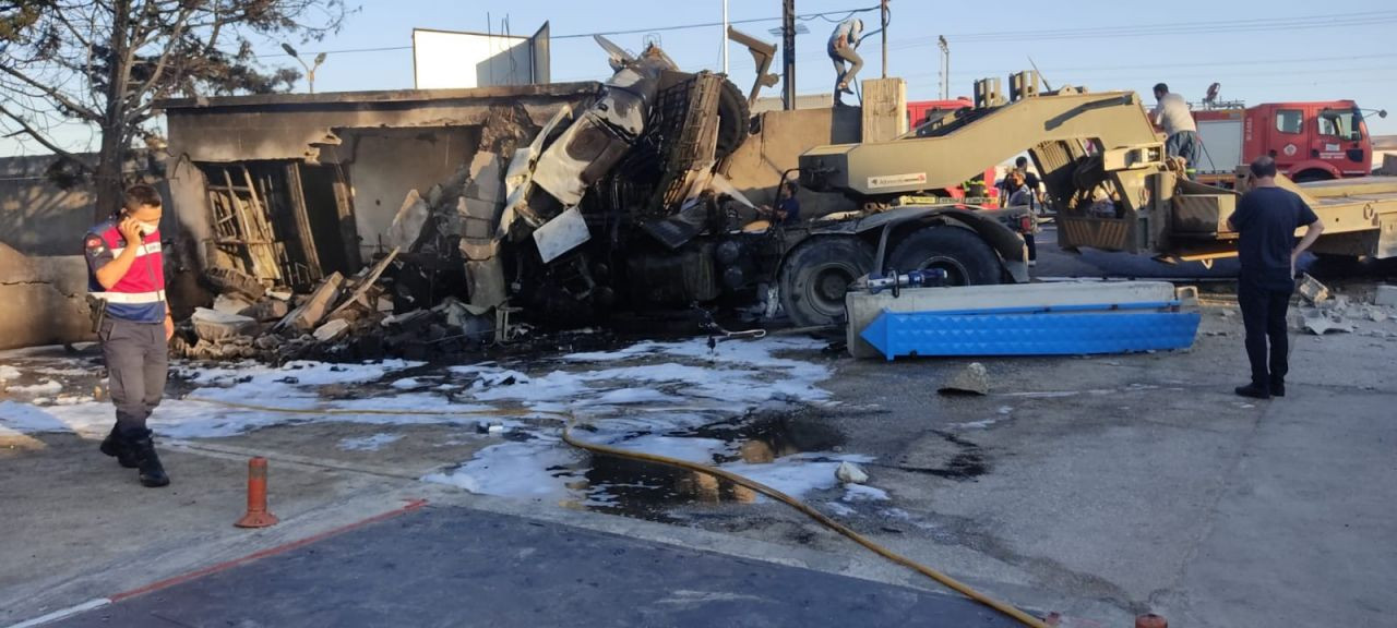 Hatay'da korkunç kaza! Lastiği patlayan askeri TIR fabrikaya girdi: Şehitler var