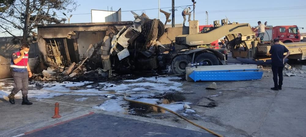 Hatay'da korkunç kaza! Lastiği patlayan askeri TIR fabrikaya girdi: Şehitler var