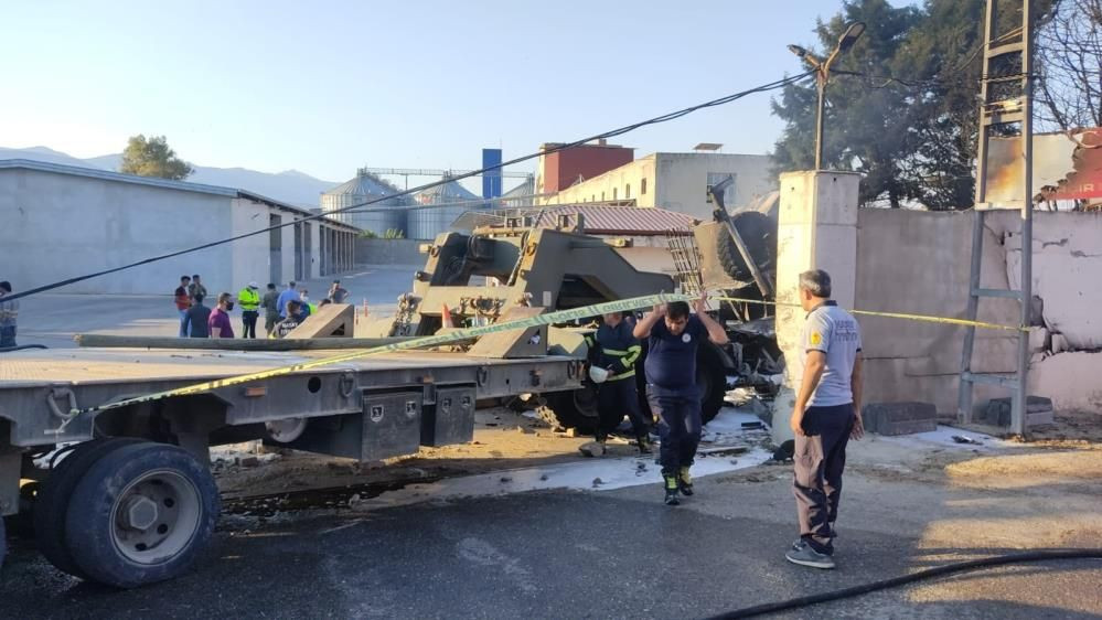 Hatay'da korkunç kaza! Lastiği patlayan askeri TIR fabrikaya girdi: Şehitler var