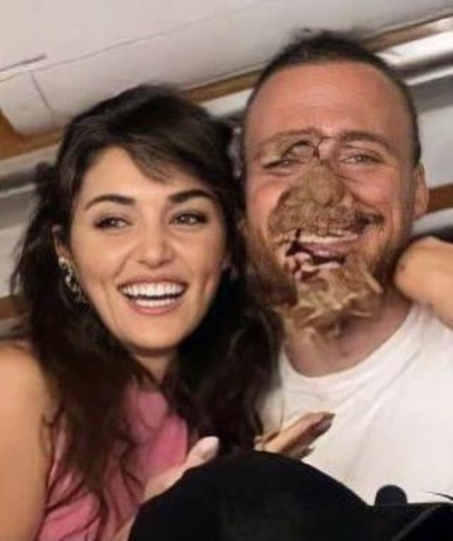 Hande Erçel Kerem Bürsin'in yüzünü pastaya buladı eğlenceli doğum günü kutlaması