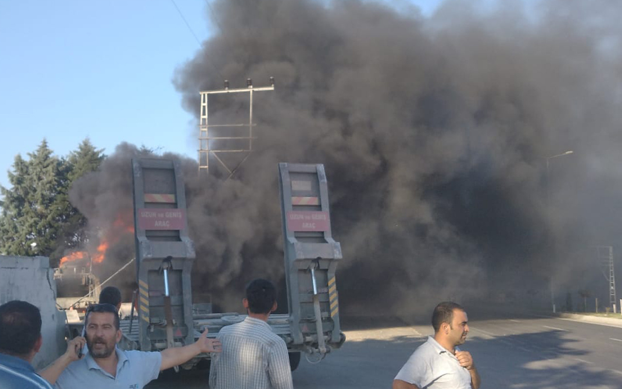 Hatay'da korkunç kaza! Lastiği patlayan askeri TIR fabrikaya girdi: Şehitler var