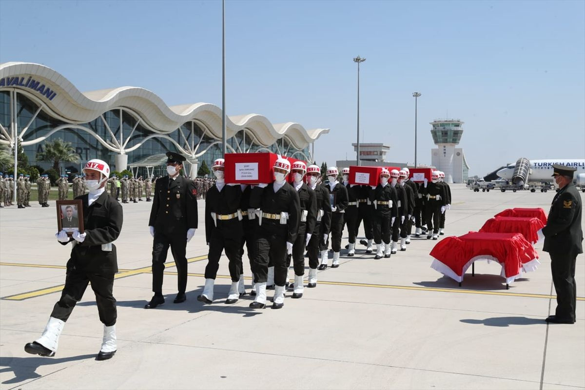 Hatay'da 3 şehit askerin cenazesi törenle memleketlerine uğurlandı
