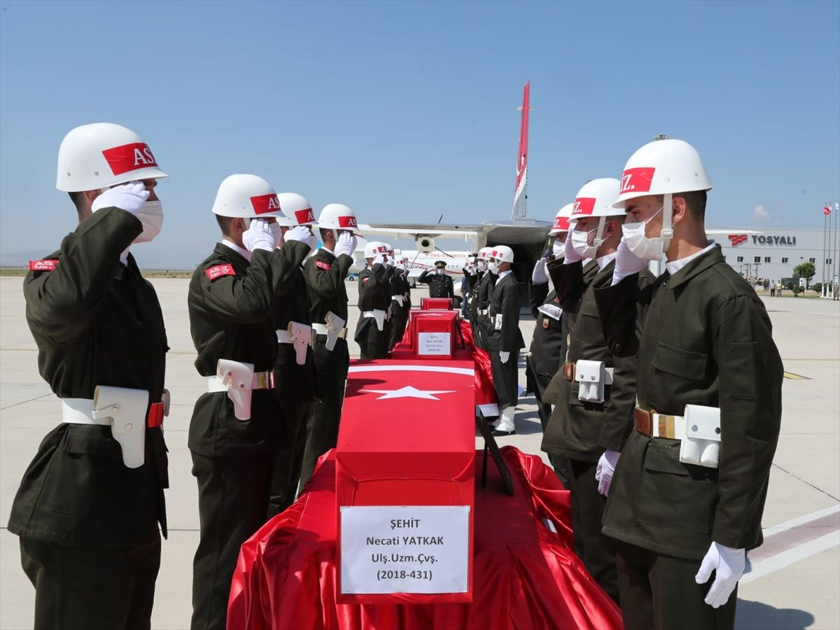 Hatay'da 3 şehit askerin cenazesi törenle memleketlerine uğurlandı