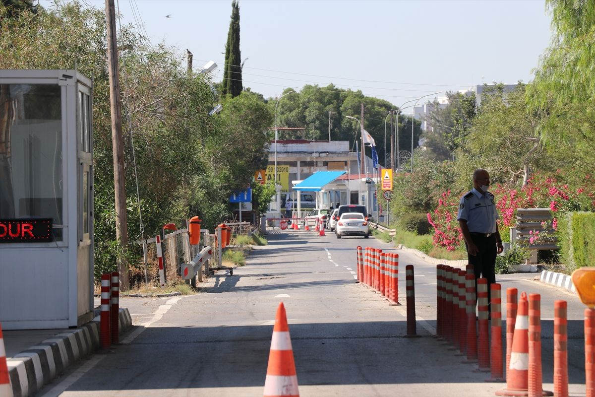 Kıbrıs'ta iki kesim arasındaki kapılar 15 ay sonra tekrar açıldı!