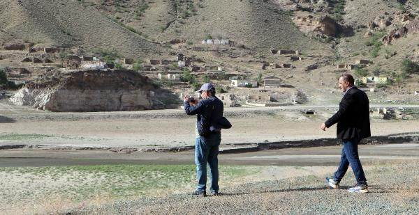 Sular çekilince ortaya çıktı! Erzurum'da gören telefona sarıldı: İnanılır gibi değil