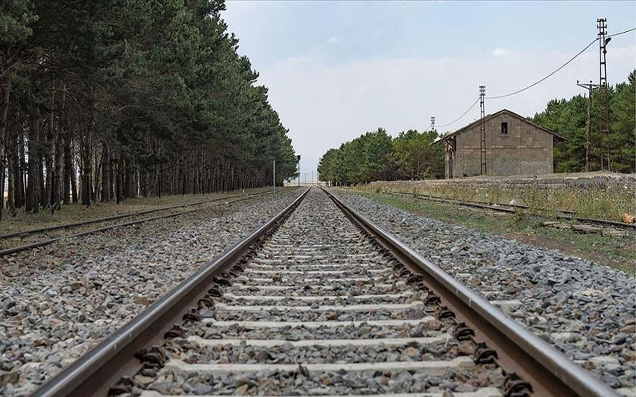 Çin'de yolcu treni demir yolu işçilerine çarptı! 9 kişi öldü