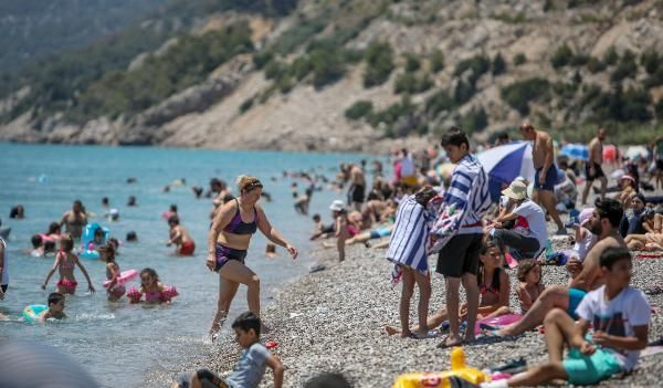 Vatandaşlar turistler Antalya'da plajlara akın etti! Cesaret edemem