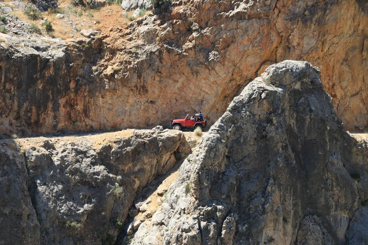 Dünyanın en zor yolu Elazığ'da! Görenlerin nefesi kesildi: 100 yılda sadece 3 km...