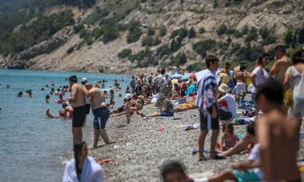 Vatandaşlar turistler Antalya'da plajlara akın etti! Cesaret edemem