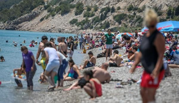 Vatandaşlar turistler Antalya'da plajlara akın etti! Cesaret edemem