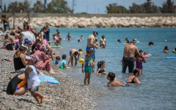 Vatandaşlar turistler Antalya'da plajlara akın etti! Cesaret edemem