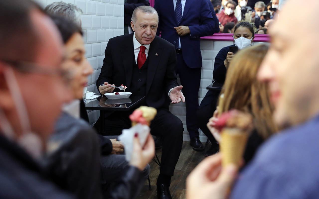 Cumhurbaşkanı Erdoğan, Beylerbeyi'nde dondurmacıya uğradı