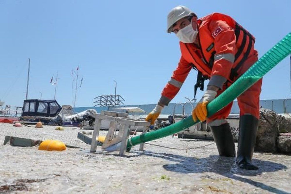 Çevre ve Şehircilik Bakanlığı'ndan ilk adım: Deniz salyası temizliği başladı