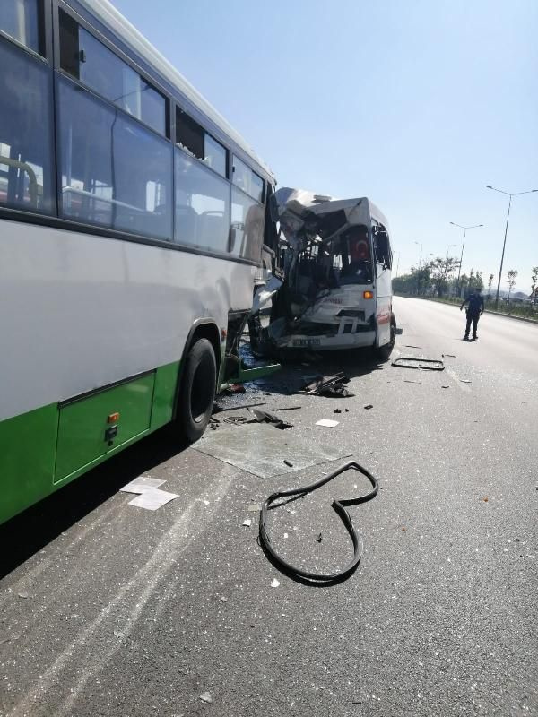 Kayseri’de belediye otobüsü halk otobüsüne çarptı! 2 yaralı var