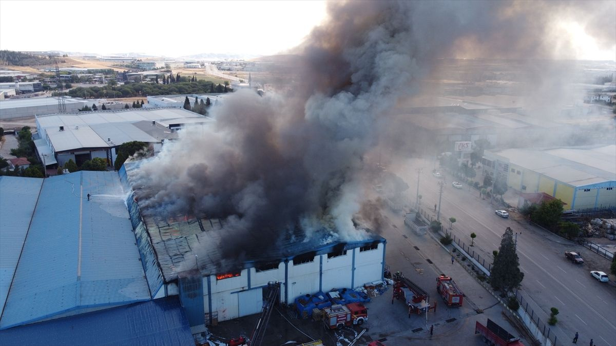 Denizli'de tekstil fabrikası alevlere teslim oldu