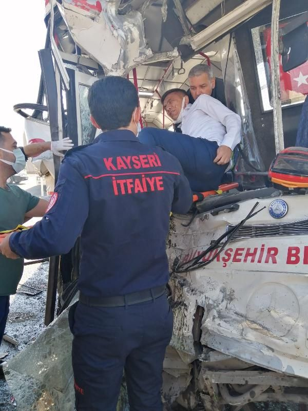Kayseri’de belediye otobüsü halk otobüsüne çarptı! 2 yaralı var