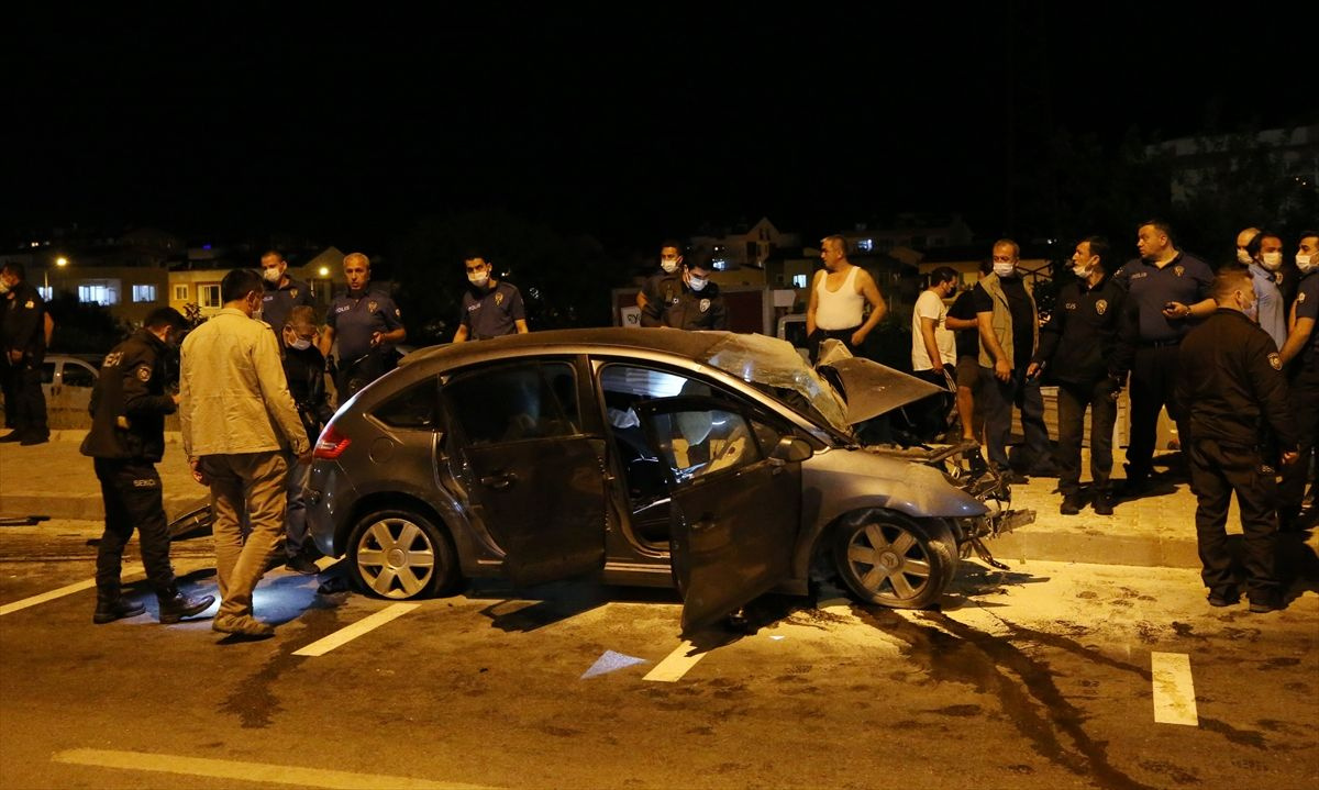 Çanakkale'de akıl almaz kaza! Astsubay ters yöne girdi, görev başındaki polisle çarpıştı