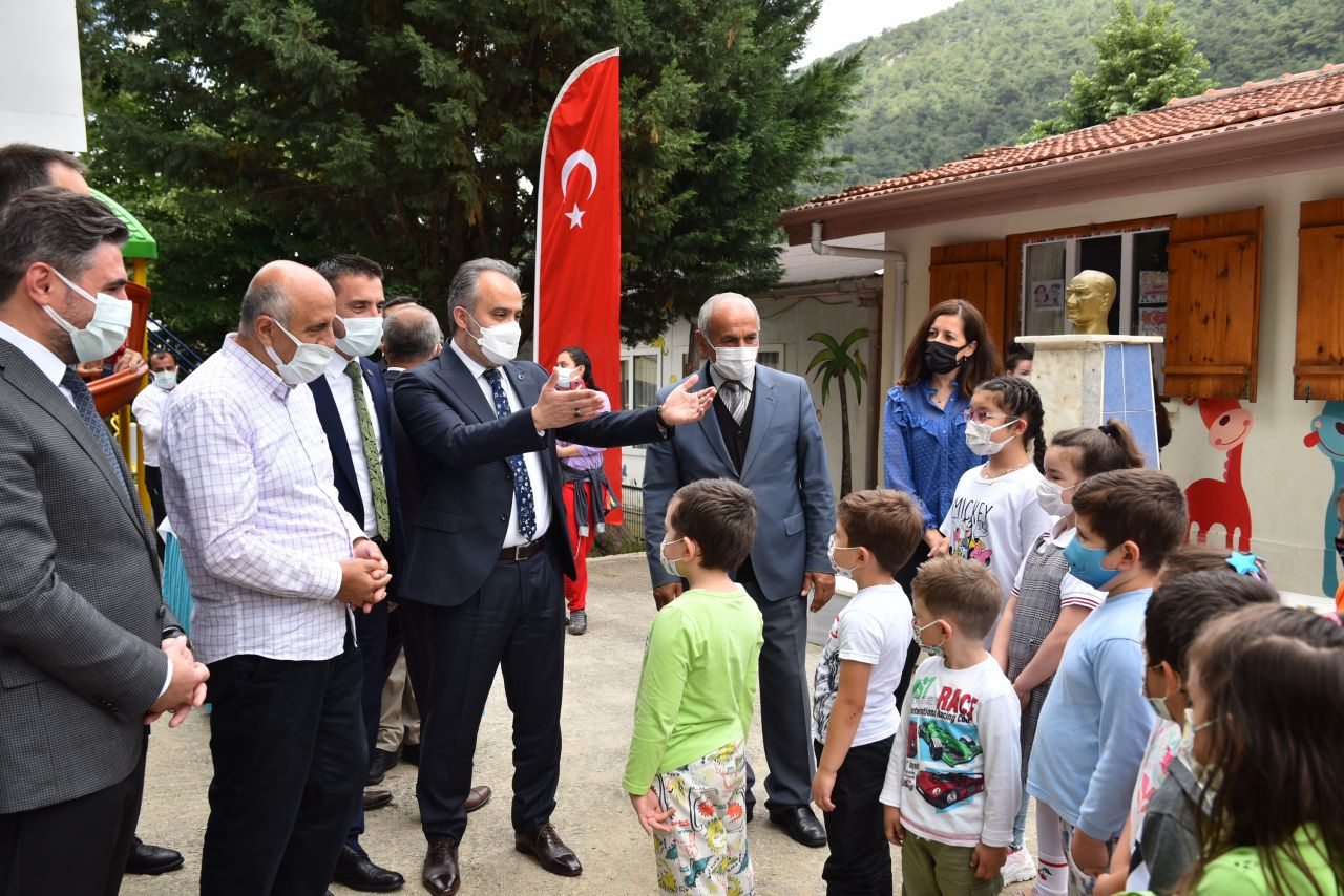 Bursa'da köy okulunda bayram havası